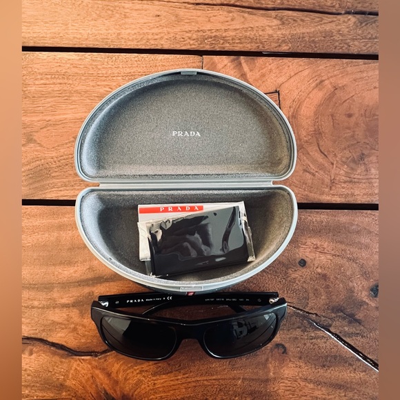 Prada Classic sunglasses with a contemporary rectangular design, mint condition. - Picture 3 of 9